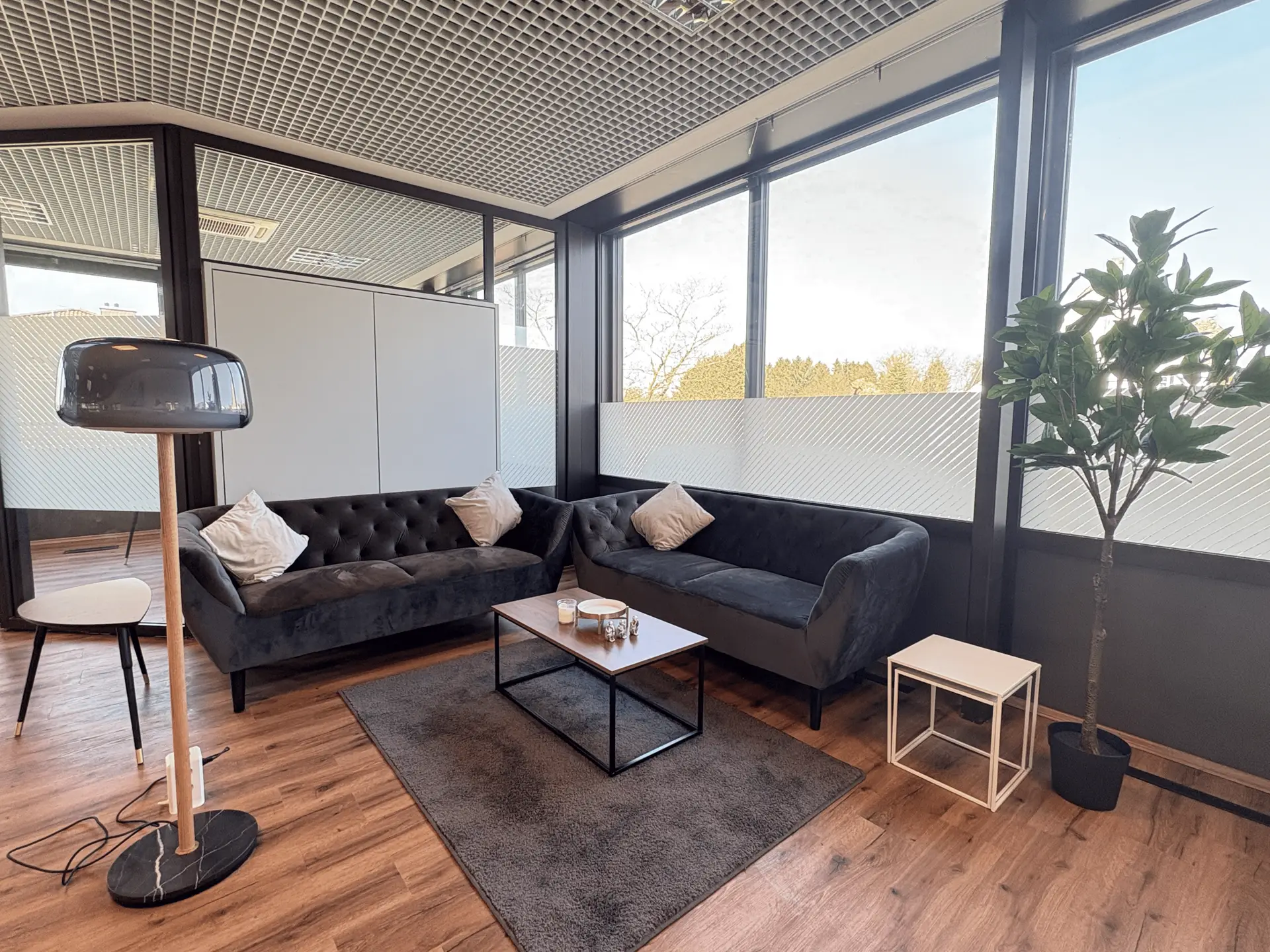 Coworking Space Leverkusen – moderner Lounge-Bereich mit Tageslicht bei Post Room
